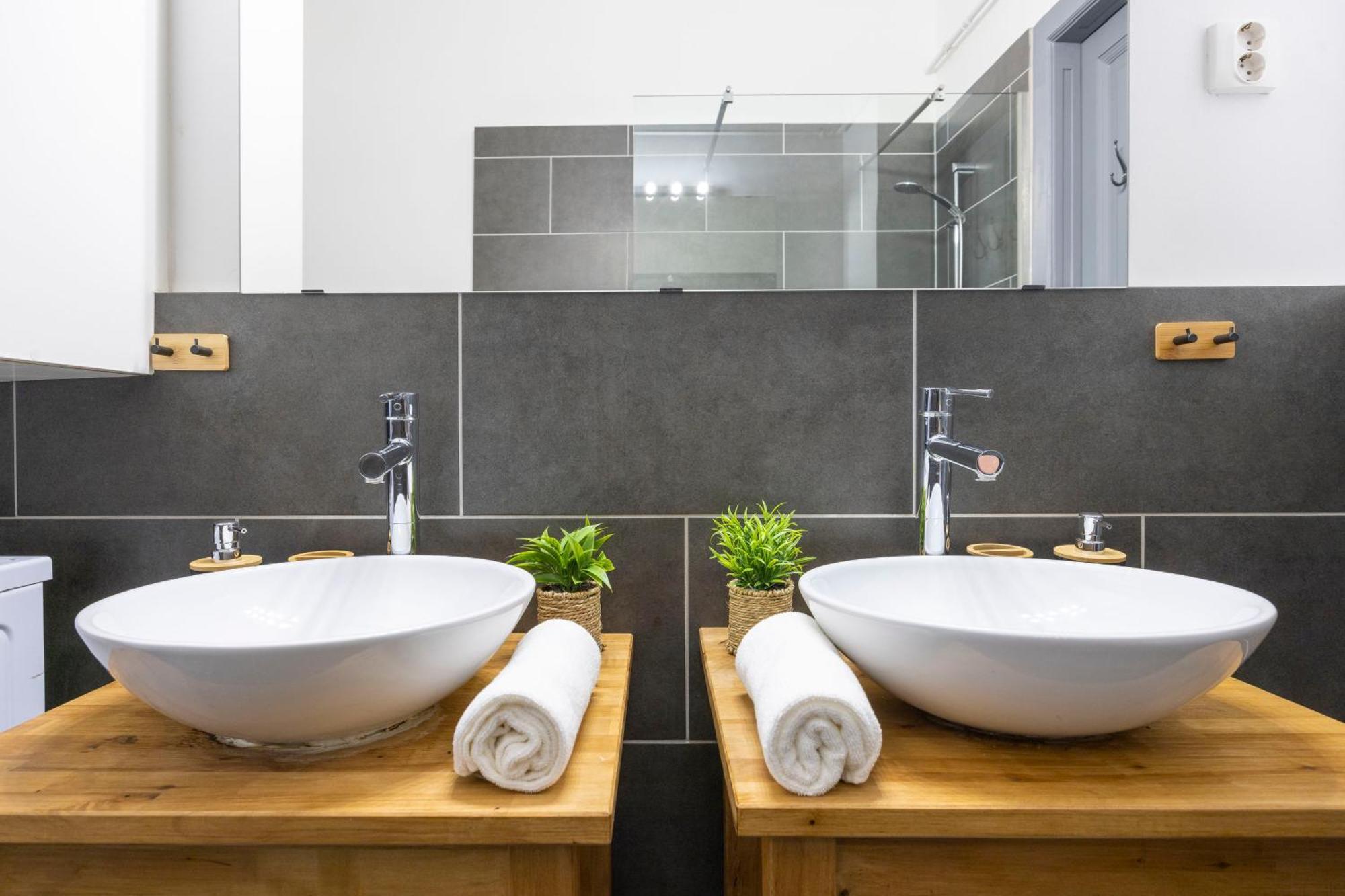 Charming & Cozy Stylish In The Heart Of Apartment