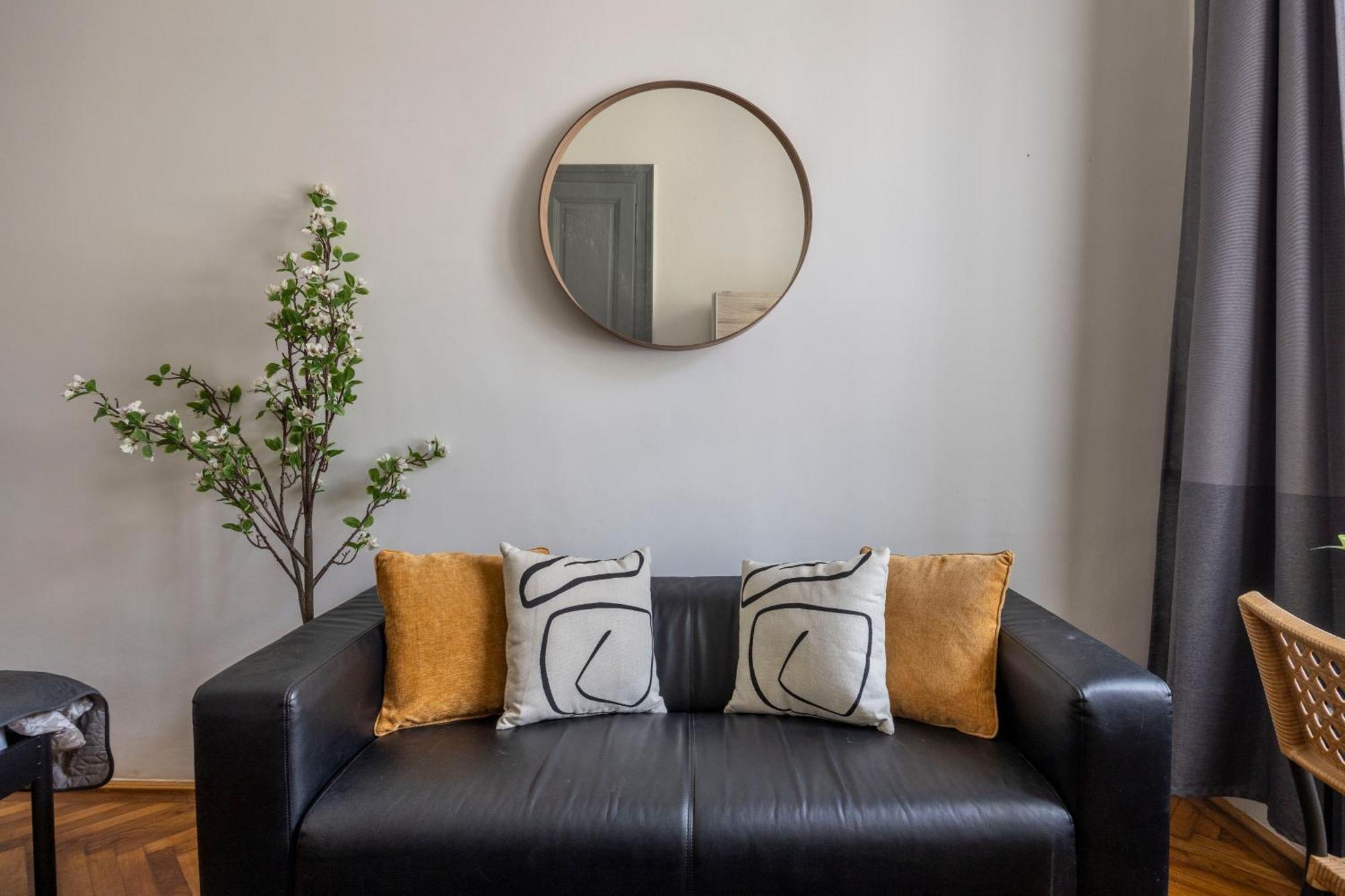 Charming & Cozy Stylish In The Heart Of Apartment *