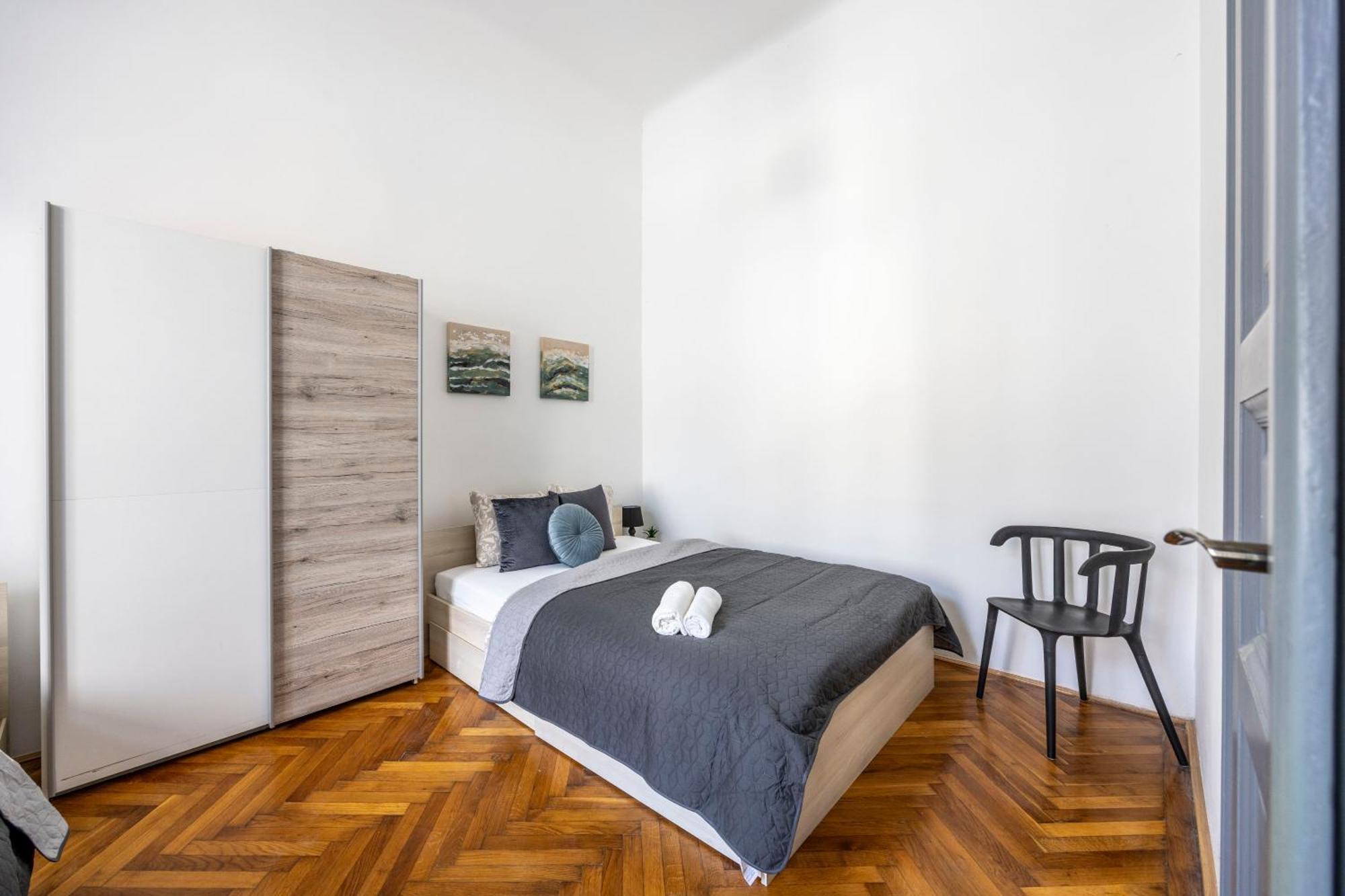 Charming & Cozy Stylish In The Heart Of Apartment