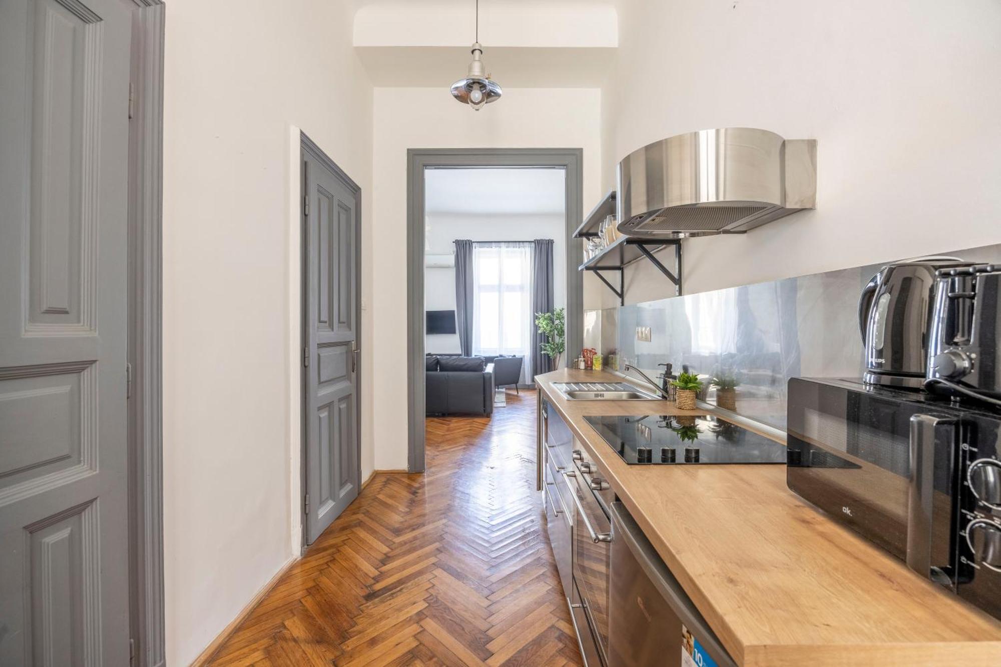 Charming & Cozy Stylish In The Heart Of Apartment